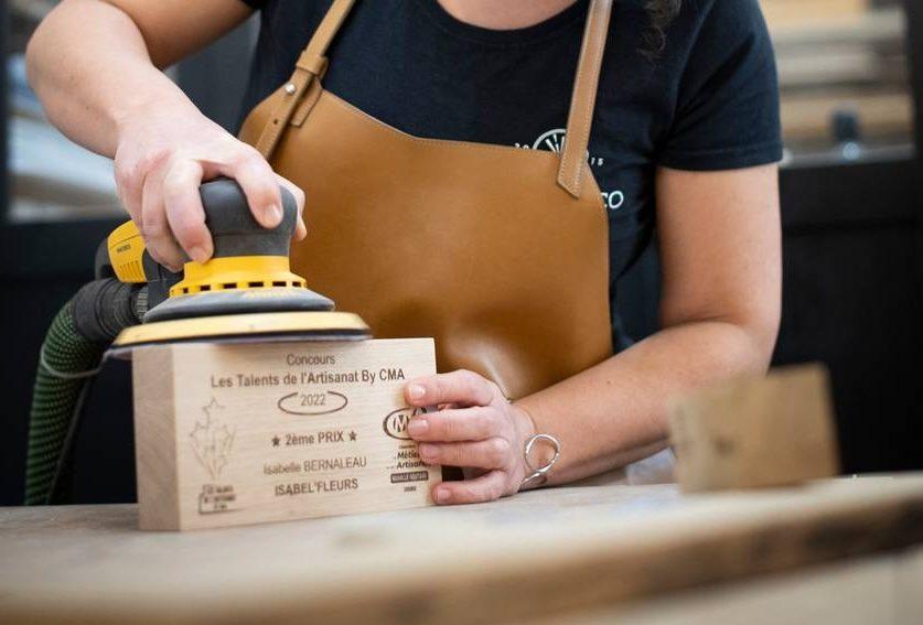 Contrôle de finition avant livraison, sablage pièce — WOAW atelier Namur