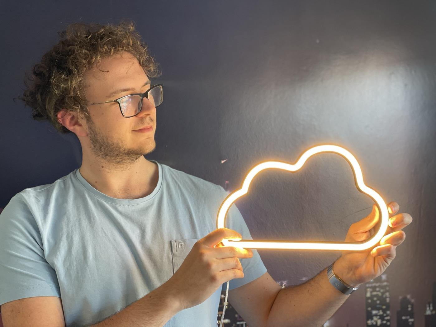 Mattéo Capaldo avec un néon LED sur mesure — atelier WOAW Design Namur