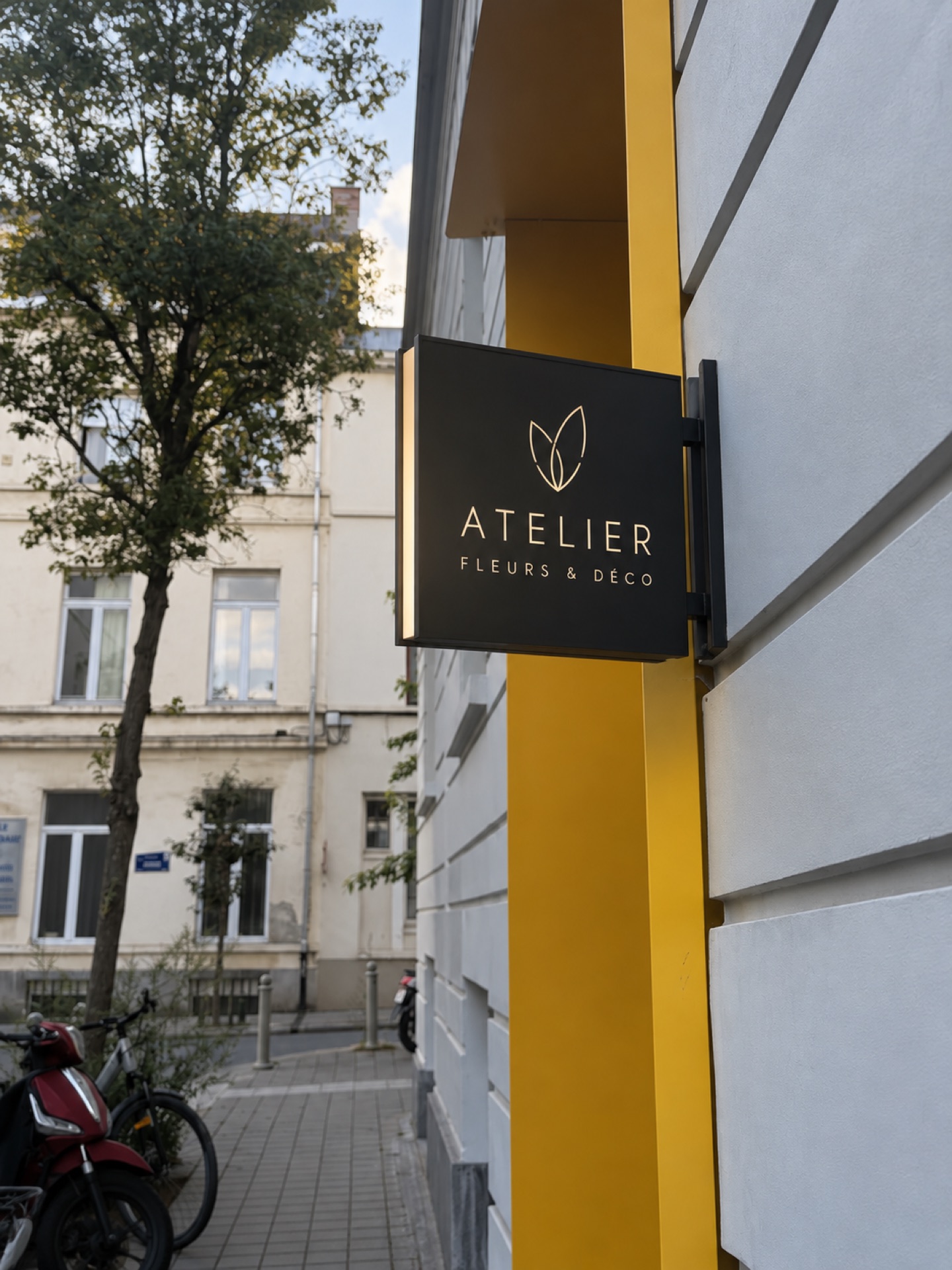 Enseigne lumineuse Atelier Fleurs et Deco en façade
